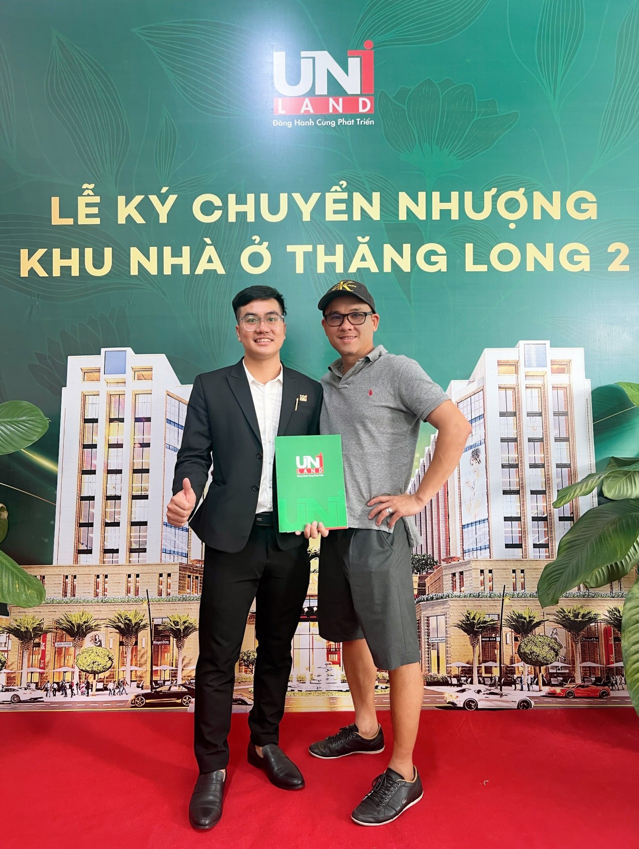 Anh Trần Thanh Cần và khách hàng của anh ấy tại Lễ ký chuyển nhượng Khu đô thị Thăng Long Central City (Khu nhà ở Thăng Long 2) Bàu Bàng. (Ảnh: CANLAND)