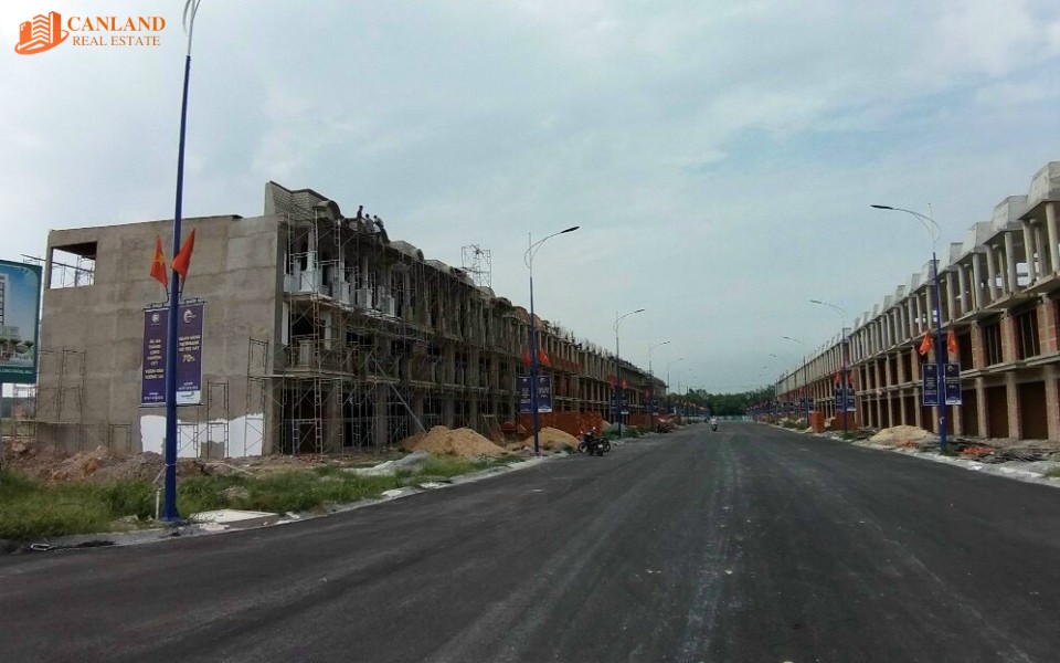 Dãy nhà phố đang hoàn thiện Dự án Thăng Long Central City